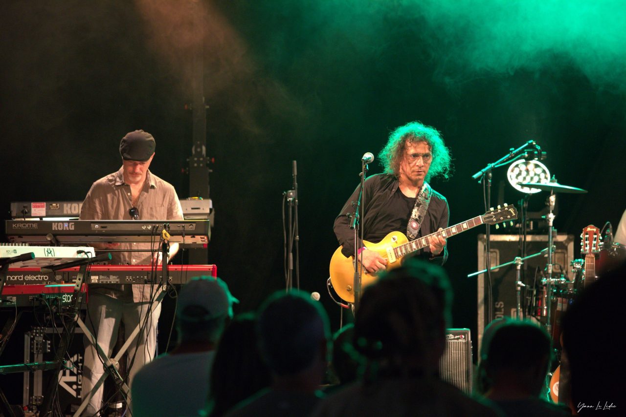 Kingston Calling sur scène, claviers et guitare, devant le public