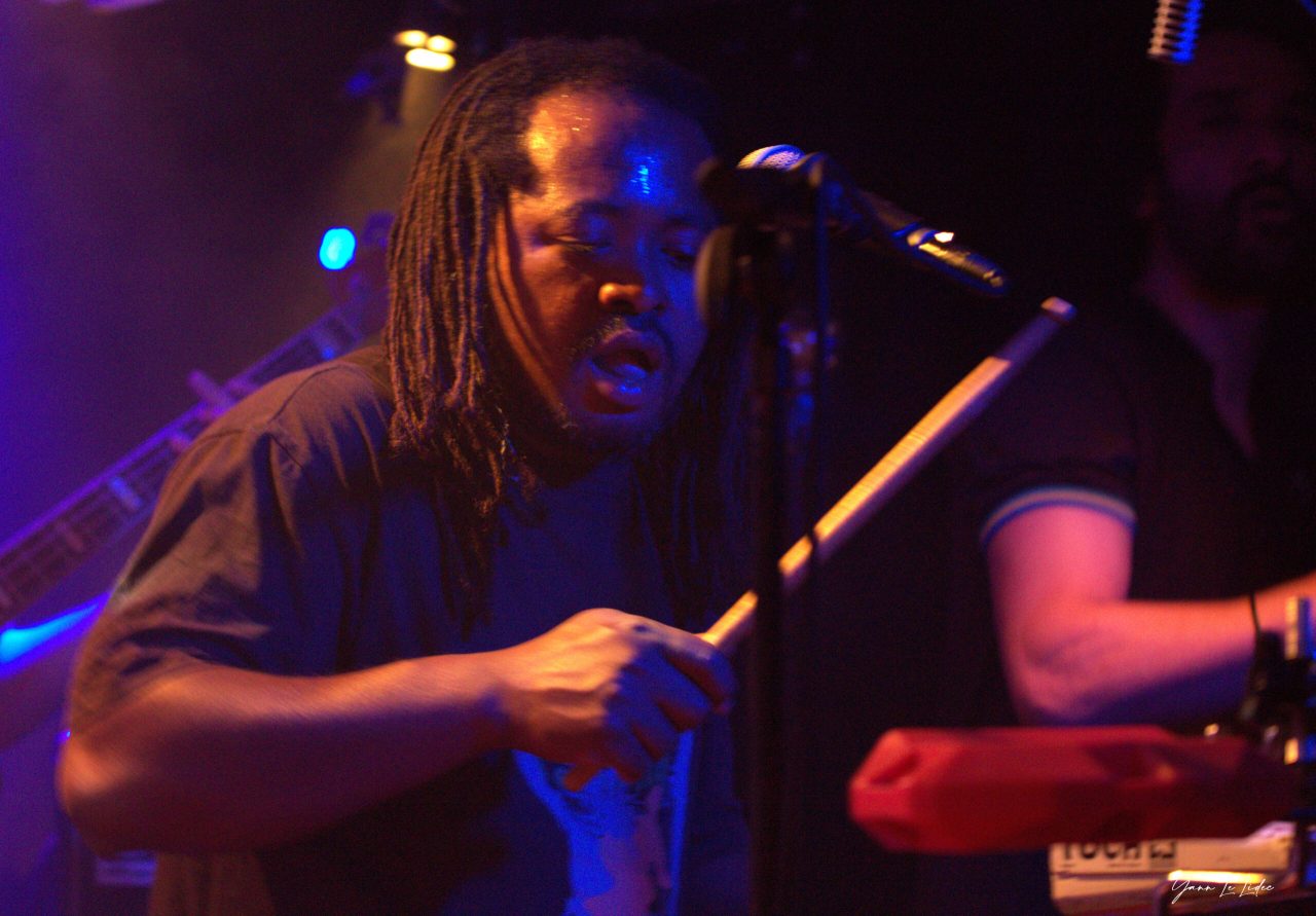 Bema, chœurs et percussions, sur scène avec Kingston Calling
