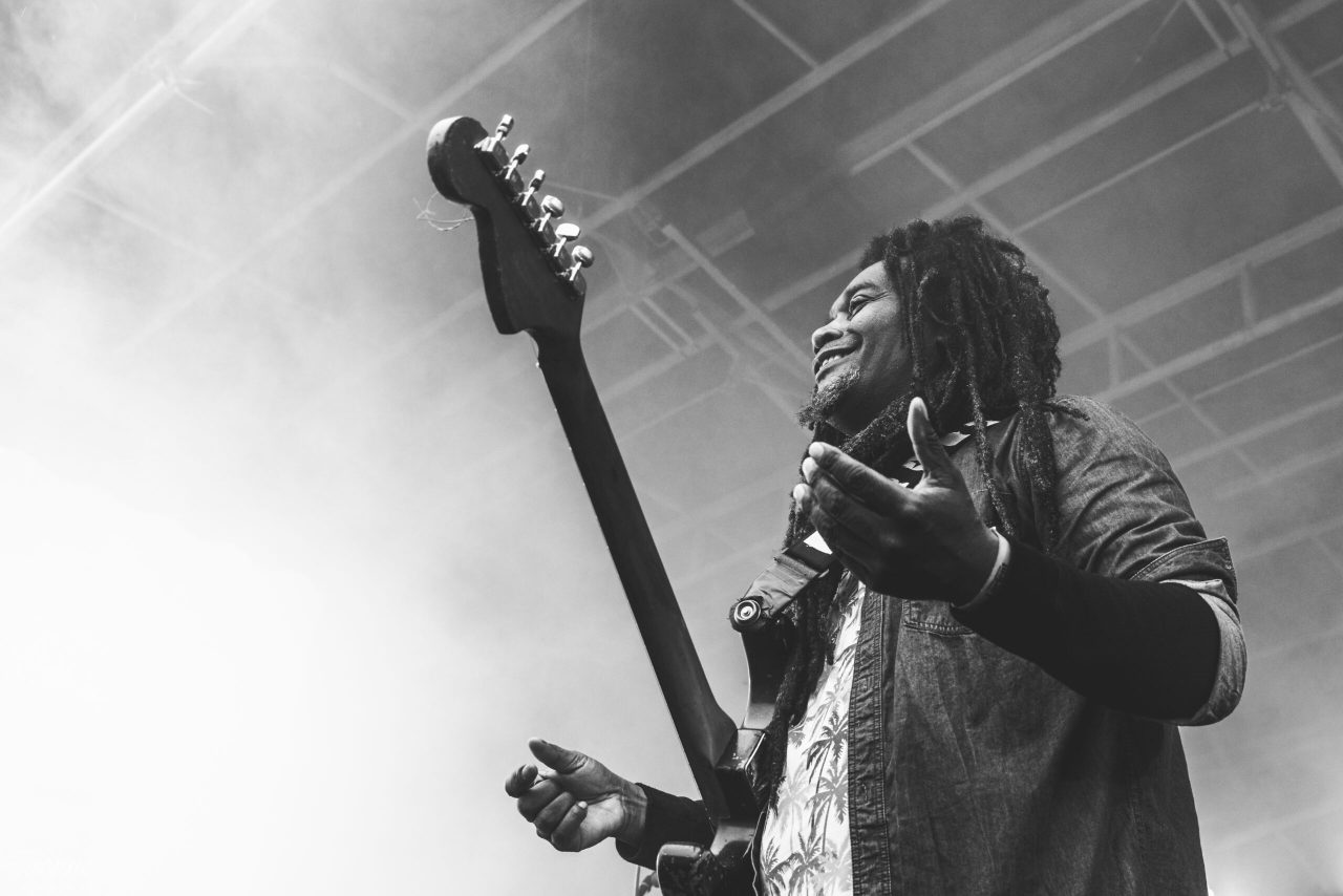 Musicien de Kingston Calling, guitare levée, photo en noir et blanc de Soanne Photographie
