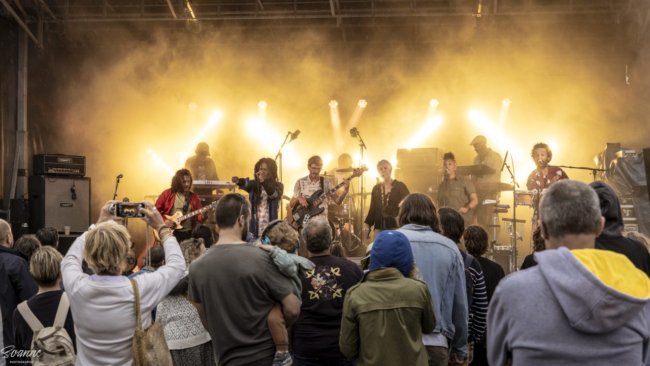 Le public devant Kingston Calling sous les projecteurs, photo Soanne Photographie