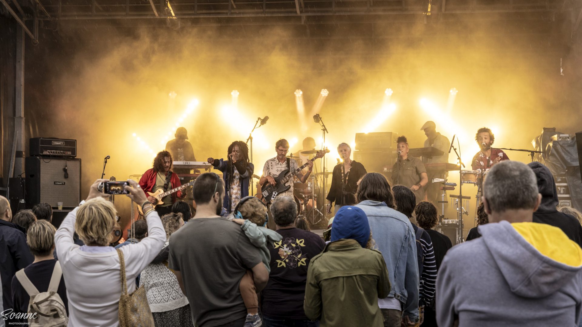 Le public devant Kingston Calling sous les projecteurs, photo Soanne Photographie