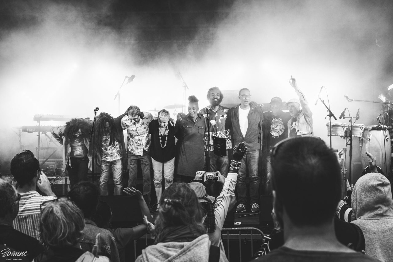 Kingston Calling salue le public en fin de concert, photo en noir et blanc de Soanne Photographie