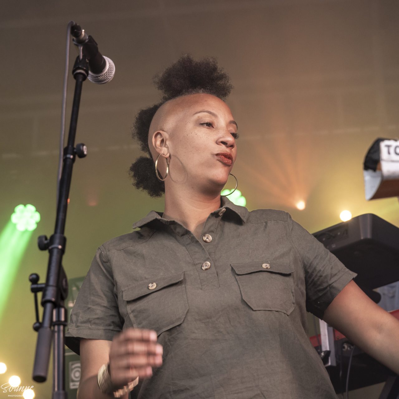 Choriste de Kingston Calling au micro, photo Soanne Photographie
