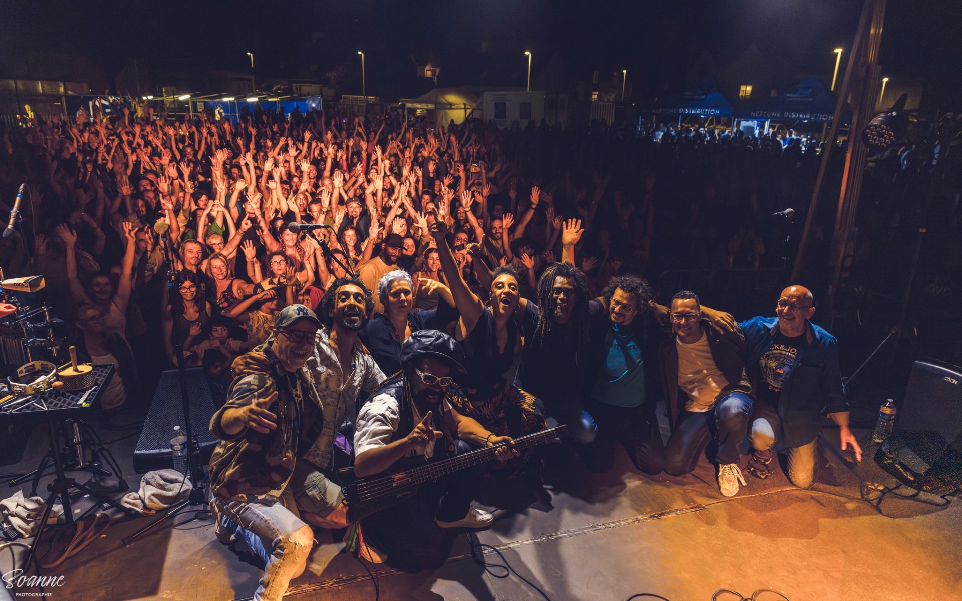 Selfie de Kingston Calling sur scène face au public des Estivales du Guilvinec (2025)