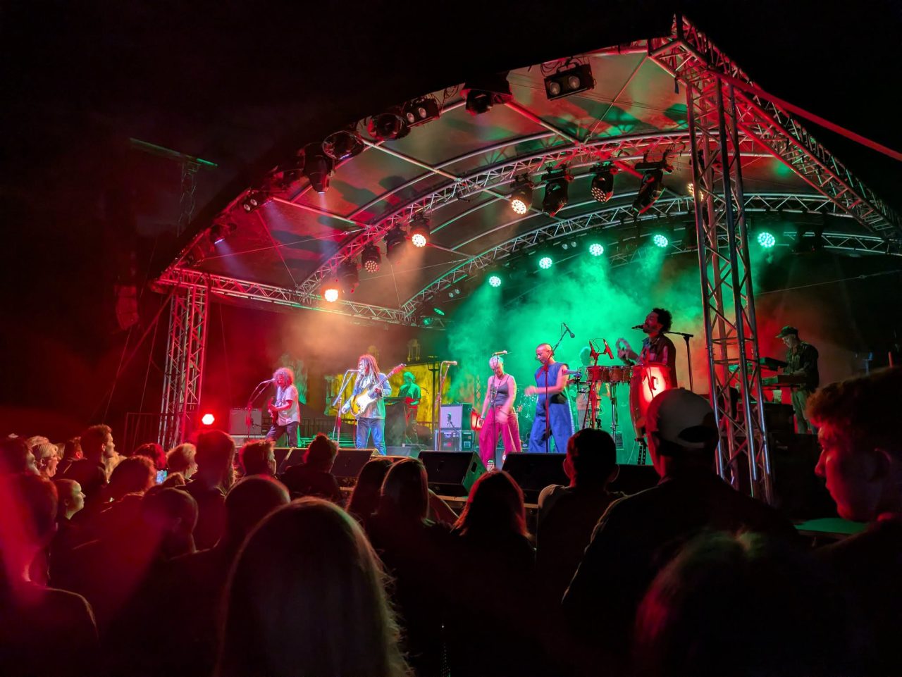 Kingston Calling sur une scène de festival en plein air éclairée en rouge et vert, tournée 2026