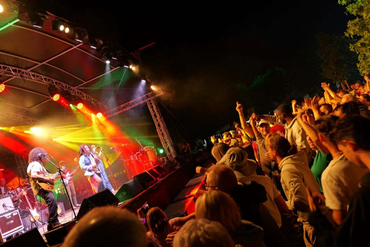 Le public lève les bras devant la scène de Kingston Calling, tournée 2026