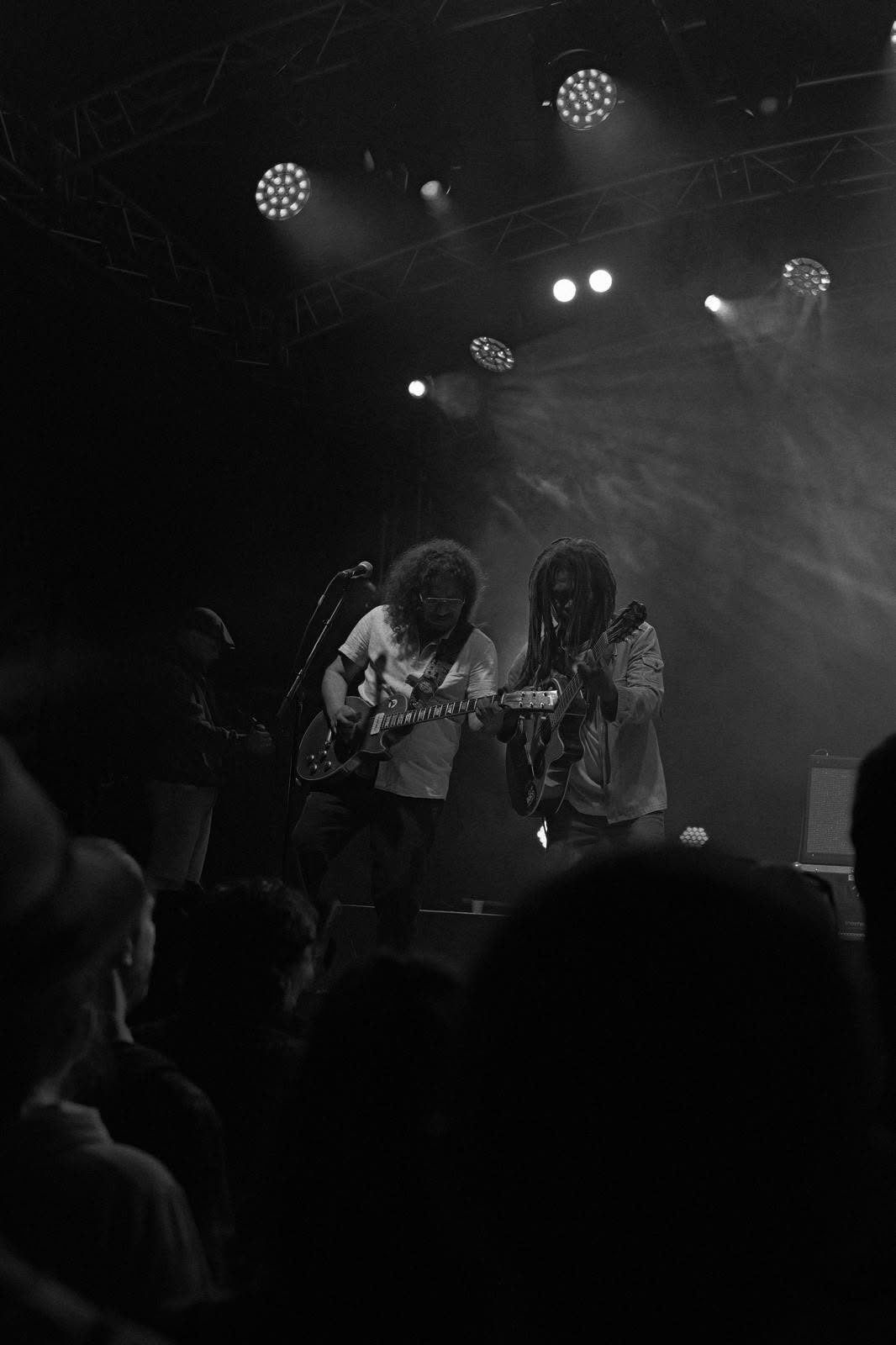 Musiciens de Kingston Calling sur scène, photo en noir et blanc, tournée 2026