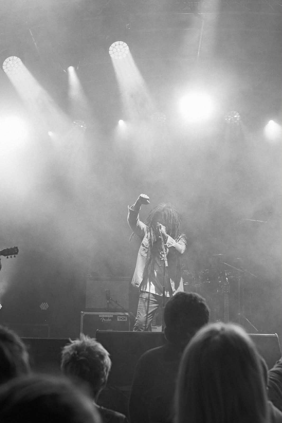 Le chanteur de Kingston Calling sous les projecteurs, photo en noir et blanc, tournée 2026